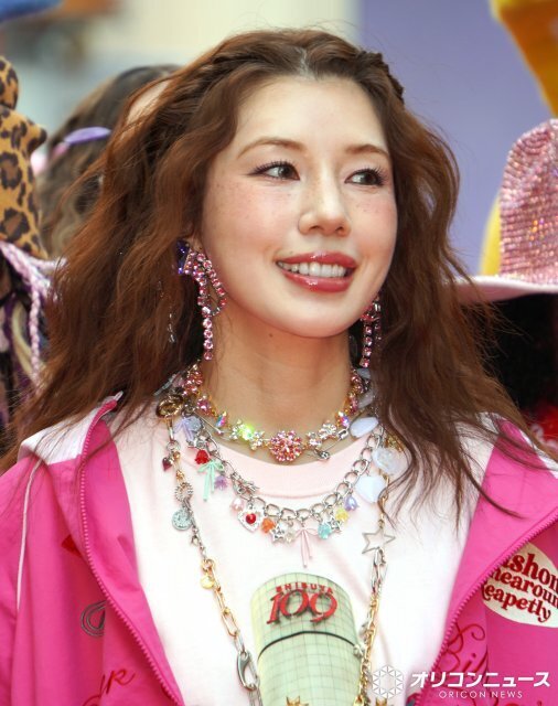 仲里依紗、渋谷の中心地を闊歩　通行人驚き「夢が叶ったな」