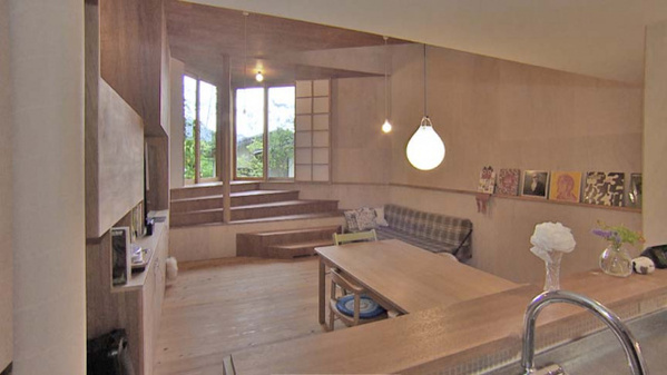鎌倉の山中に建つ個性的な住宅　芝生の屋根から街並みを一望、約21畳のLDKも『渡辺篤史の建もの探訪』