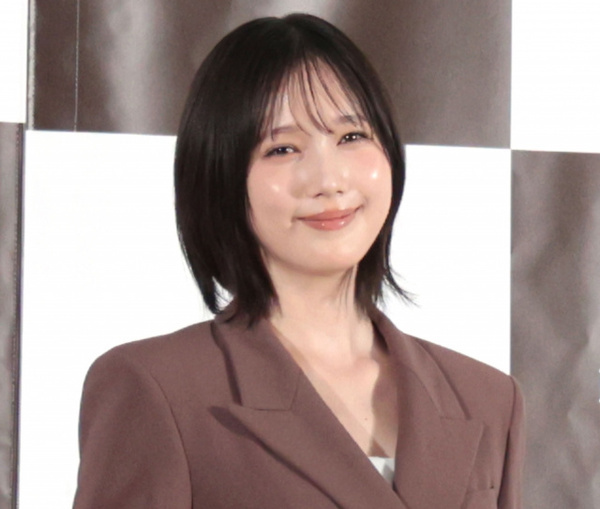 本田翼、美容に目覚めたのは小学6年生　美肌際立つ上品コーデで登場