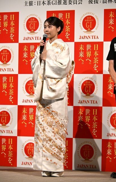 有村架純、艶やか着物姿で登場　茶道で日本の文化や情緒を感じる「無心になれるので、とても好きです」