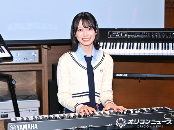 AKB48新バンドのキーボード担当・新井彩永、イベントで「ヘビーローテーション」生演奏　ピアノ演奏とバンドの違いも語る