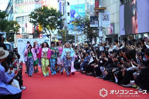 仲里依紗、妹・れいなとレカペで共演　渋谷に登場　来場者一斉にスマホ向ける
