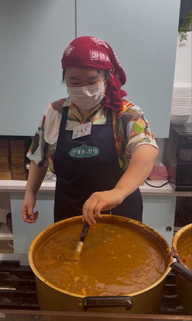 やす子、子ども食堂でカレー70食の調理風景を公開「なんと　ご飯50合消費しました～!!」