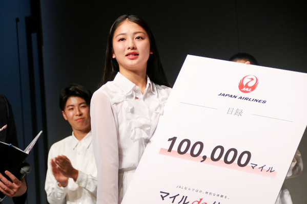 特技のフラダンスで会場を魅了した千葉県出身・13歳の廣岡はなのさんが準グランプリを受賞、次世代俳優発掘・育成オーディション『第48回ホリプロタレントスカウトキャラバン』