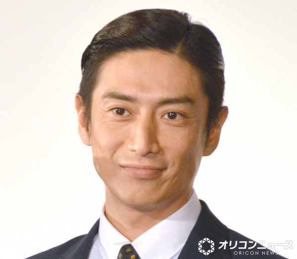 50歳・伊勢谷友介、顎ピアス付けた“ワイルド”な近影公開　宮崎で“サーフトリップ”を満喫「気持ちよさそう」