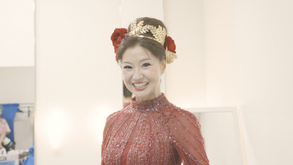 57歳♥さゆり、圧巻の美脚＆美肌の秘密公開　借金最大12億円の生活で編み出した美容法「涙出てきちゃうかも」