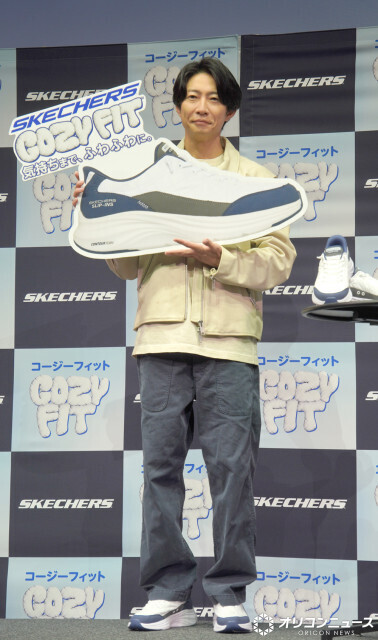 相葉雅紀、『スケッチャーズ』新アンバサダー就任も…ふわふわワンちゃんスリッパで会見登場