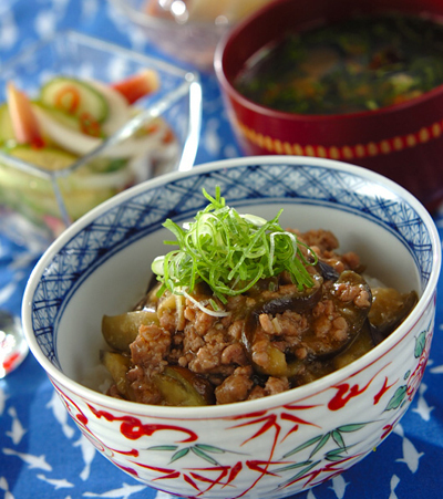 今日の献立は「ひき肉とナスのピリ辛みそ丼」　E・レシピ