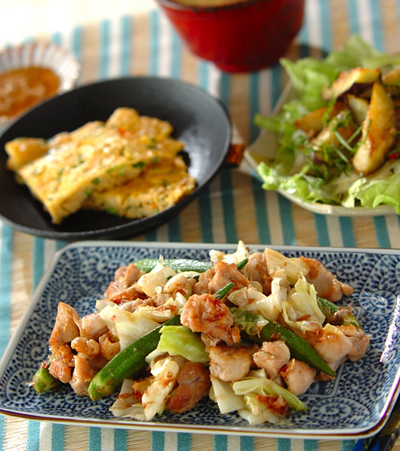 今日の献立は「鶏とオクラのおかか炒め」　E・レシピ