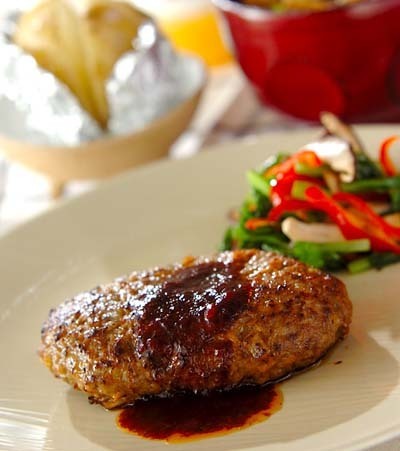 今日の献立は「シンプルハンバーグ野菜炒め添え」　E・レシピ