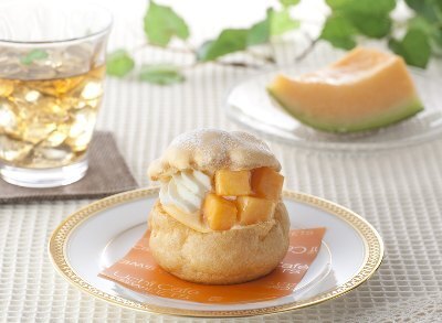 夕張メロンの果肉がゴロっと入った「プレミアム夕張メロンのシュークリーム」が登場！