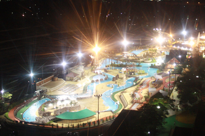 夜のプールがライトアップ！東京サマーランド夜９時までのナイター営業開催