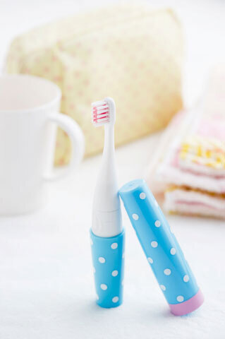 水玉模様がかわいい『音波式携帯電動歯ブラシ　シュシュピカ』発売