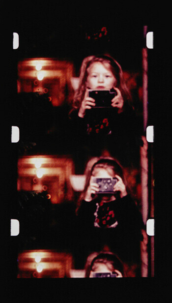 写真を撮るウーナ、1977年「いまだ失わざる楽園」あるいは「ウーナ3歳の年」≪静止した映画フィルム≫より　ジョナス・メカス　1940年
