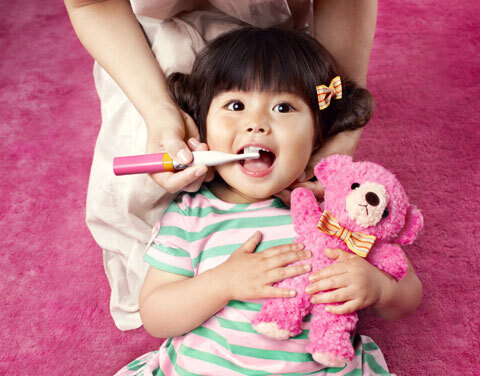 乳歯の仕上げ磨きに便利！　やさしい力で磨けるキッズ用電動ハブラシ