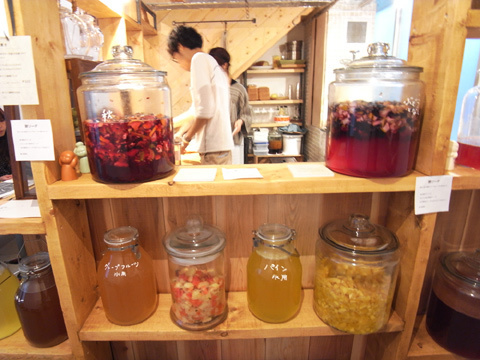 新しくなったギャラリーROCKETで、飯島奈美さんによる食のエキジビション開催中。