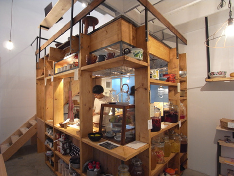 新しくなったギャラリーROCKETで、飯島奈美さんによる食のエキジビション開催中。