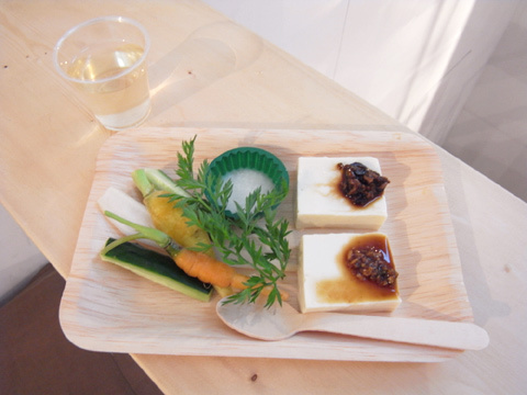 新しくなったギャラリーROCKETで、飯島奈美さんによる食のエキジビション開催中。