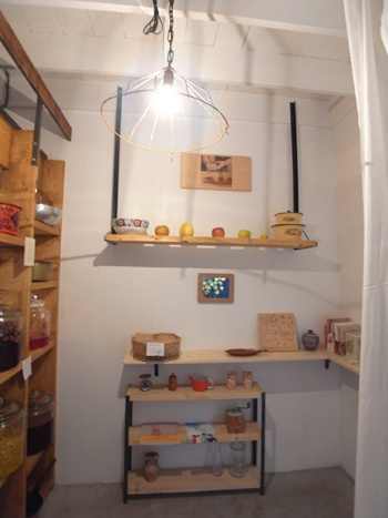 新しくなったギャラリーROCKETで、飯島奈美さんによる食のエキジビション開催中。