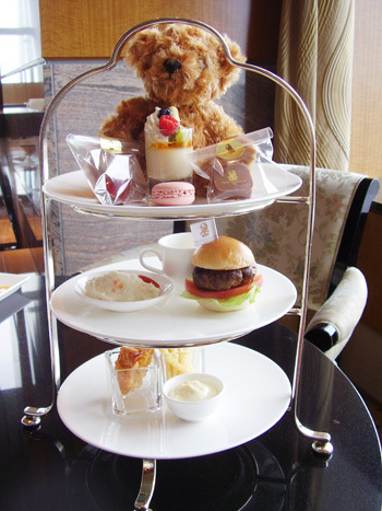 ザ･リッツ･カールトン東京にて、親子でアフタヌーンティーを楽しむ