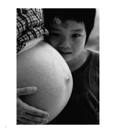 妊娠・出産の写真をまとめた写真集、『Mother』刊行
