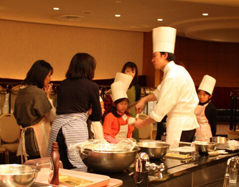 親子でケーキ作りに挑戦！ホテル グランパシフィック LE DAIBAの「バレンタイン親子お菓子教室」