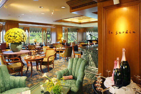 名庭園を臨むラウンジで、親子でゆっくりとアフタヌーンティーを