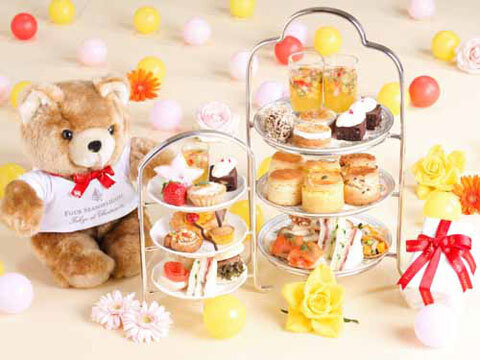 名庭園を臨むラウンジで、親子でゆっくりとアフタヌーンティーを