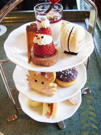 名庭園を臨むラウンジで、親子でゆっくりとアフタヌーンティーを