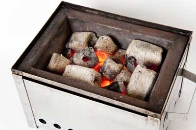 道具のプロと肉のプロが共同開発した、本格的な炭火焼ロースターが新発売