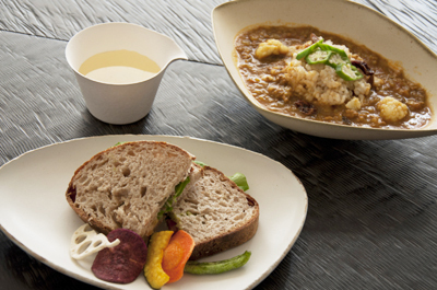 皆川明さんと安藤雅信さんのコラボレーション、「はねの器　ハナの器」展開催中