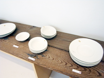 皆川明さんと安藤雅信さんのコラボレーション、「はねの器　ハナの器」展開催中