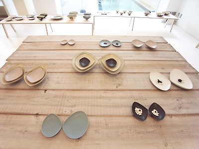 皆川明さんと安藤雅信さんのコラボレーション、「はねの器　ハナの器」展開催中