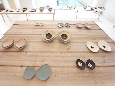 皆川明さんと安藤雅信さんのコラボレーション、「はねの器 ハナの器  