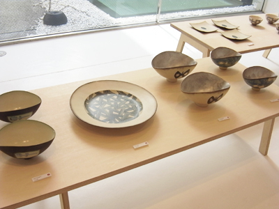 皆川明さんと安藤雅信さんのコラボレーション、「はねの器　ハナの器」展開催中