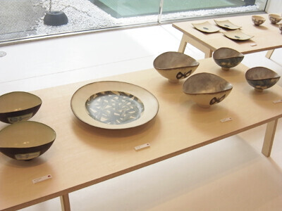 皆川明さんと安藤雅信さんのコラボレーション、「はねの器 ハナの器  