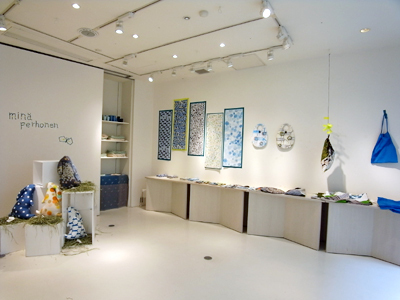 皆川明さんと安藤雅信さんのコラボレーション、「はねの器　ハナの器」展開催中