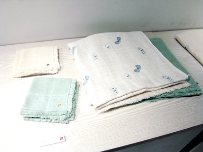 皆川明さんと安藤雅信さんのコラボレーション、「はねの器　ハナの器」展開催中