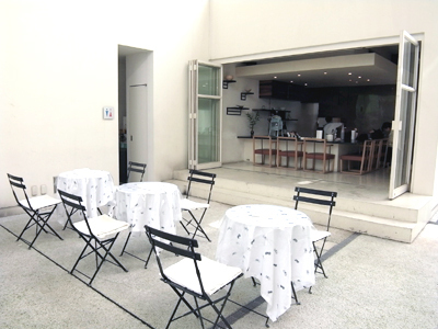 皆川明さんと安藤雅信さんのコラボレーション、「はねの器　ハナの器」展開催中