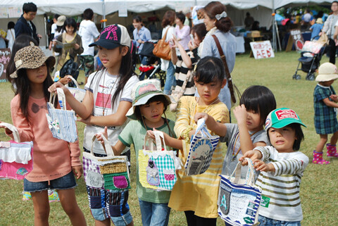 みんなでリメイク・バッグを作りました！『第18回 ロハスフェスタ in 万博公園』レポート