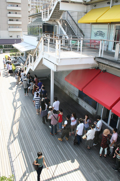 150人が開店前から並んだ！「bills」お台場7月16日オープン！