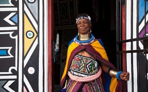 ローカルな旅を南アフリカで（1）　カラフルな衣装と壁画のンデベレ族に出会う