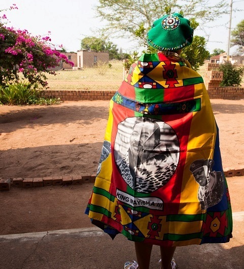 ローカルな旅を南アフリカで（1）　カラフルな衣装と壁画のンデベレ族に出会う