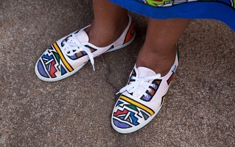 ローカルな旅を南アフリカで（1）　カラフルな衣装と壁画のンデベレ族に出会う