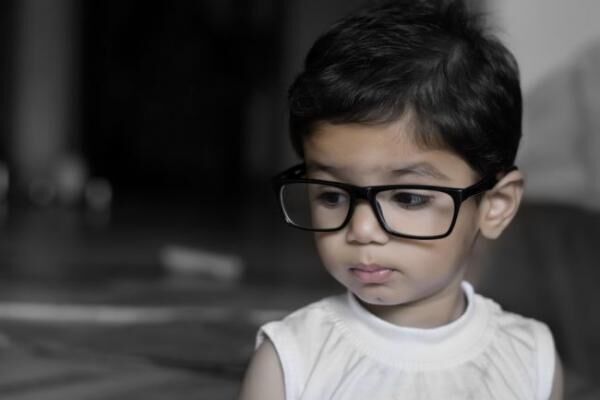 サイズが合わないと危険!? 子どもの“初めてのメガネ”を上手に選ぶ方法