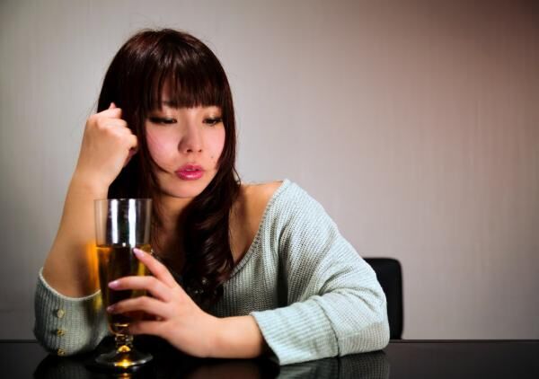 孤独なママは要注意!? アルコール依存症に陥りやすい女性の特徴と対策