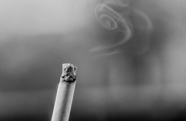 反対派が7割超え！ マンションのベランダで喫煙することへの意識調査