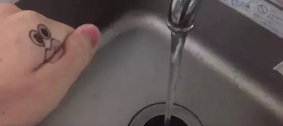 【おもしろアイデア動画】水をものすごい勢いで飲む“左手さん”の中毒性がヤバい