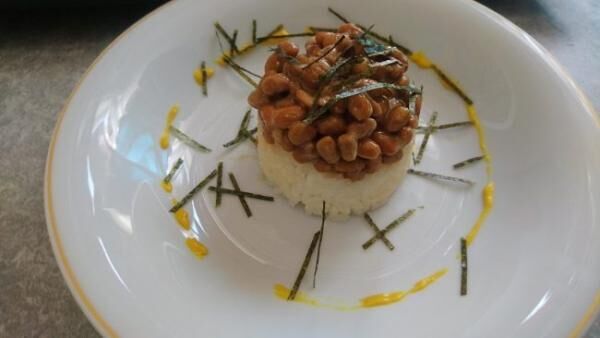 【ビックリ料理画像】納豆ご飯を“フランス料理風”にするアイデアが凄い