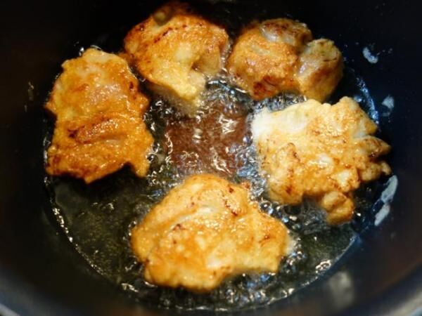 甘酒と塩麹がカギ！ 鶏むね肉を使った“ジューシー唐揚げ”レシピ